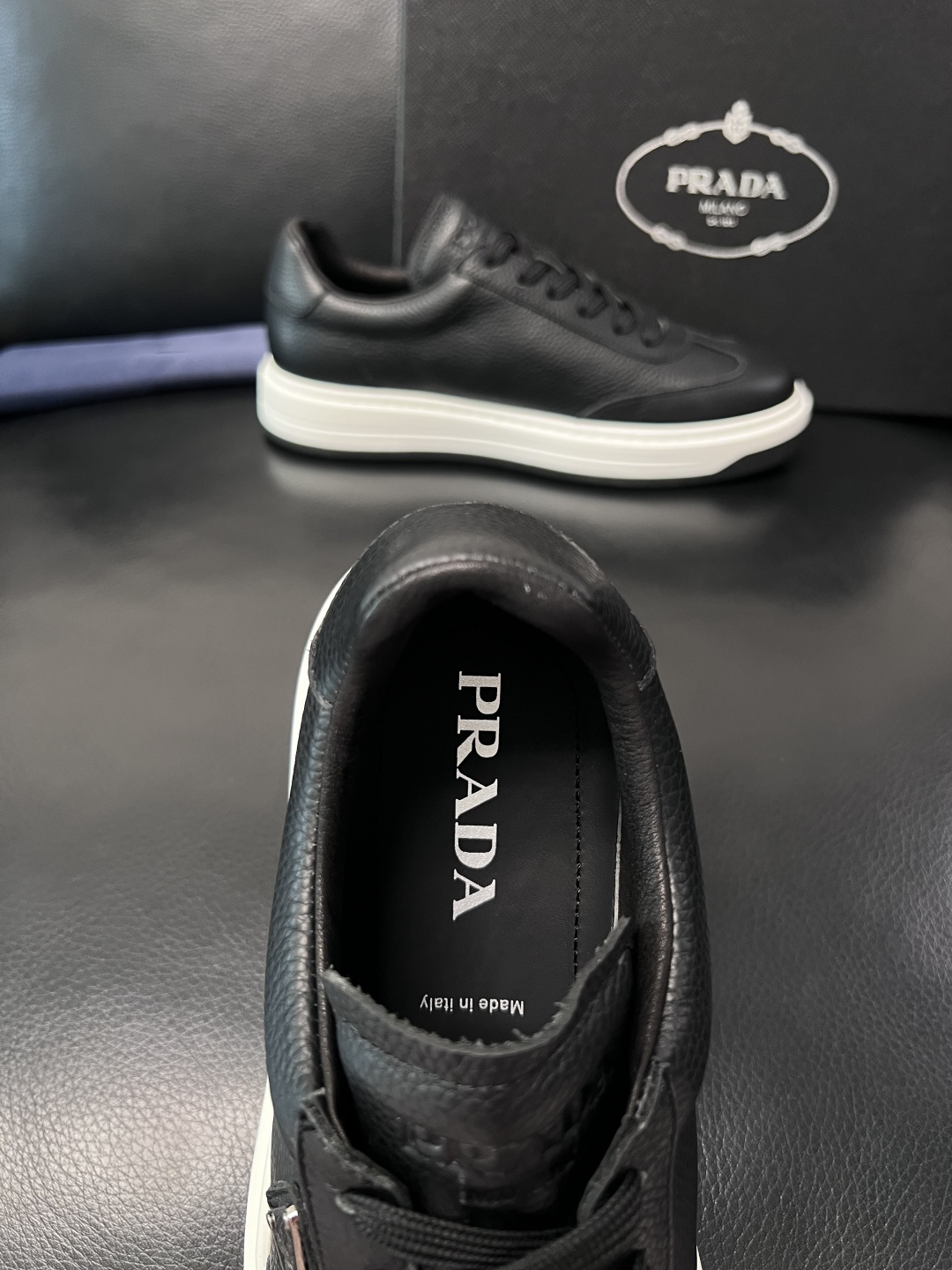Prada  顶级工艺品，普拉达 专柜同步，原厂配置意大利进口牛皮拼布面料，进口牛皮内里垫，透气舒适，鞋