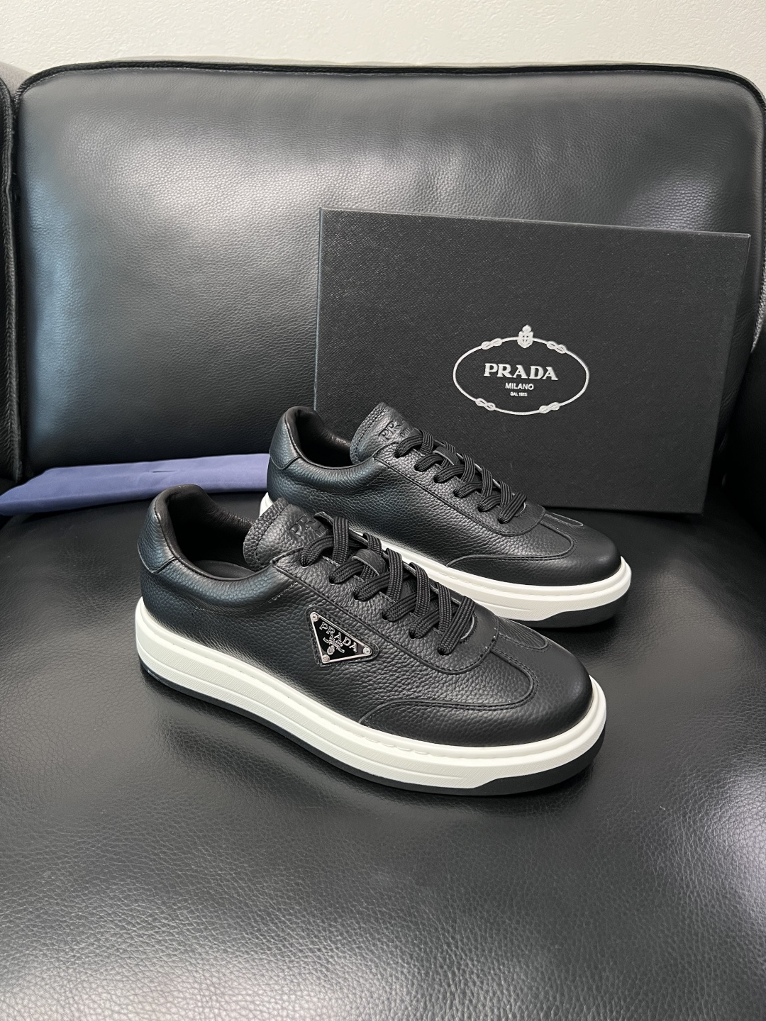 Prada  顶级工艺品，普拉达 专柜同步，原厂配置意大利进口牛皮拼布面料，进口牛皮内里垫，透气舒适，鞋