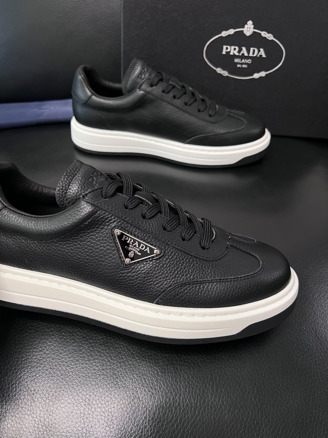 Prada  顶级工艺品，普拉达 专柜同步，原厂配置意大利进口牛皮拼布面料，进口牛皮内里垫，透气舒适，鞋