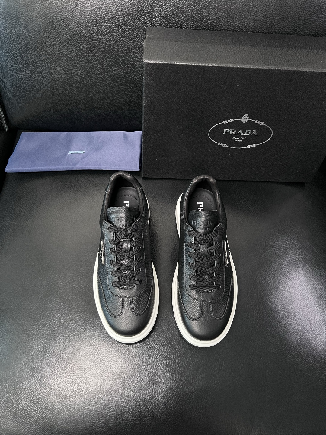 Prada  顶级工艺品，普拉达 专柜同步，原厂配置意大利进口牛皮拼布面料，进口牛皮内里垫，透气舒适，鞋