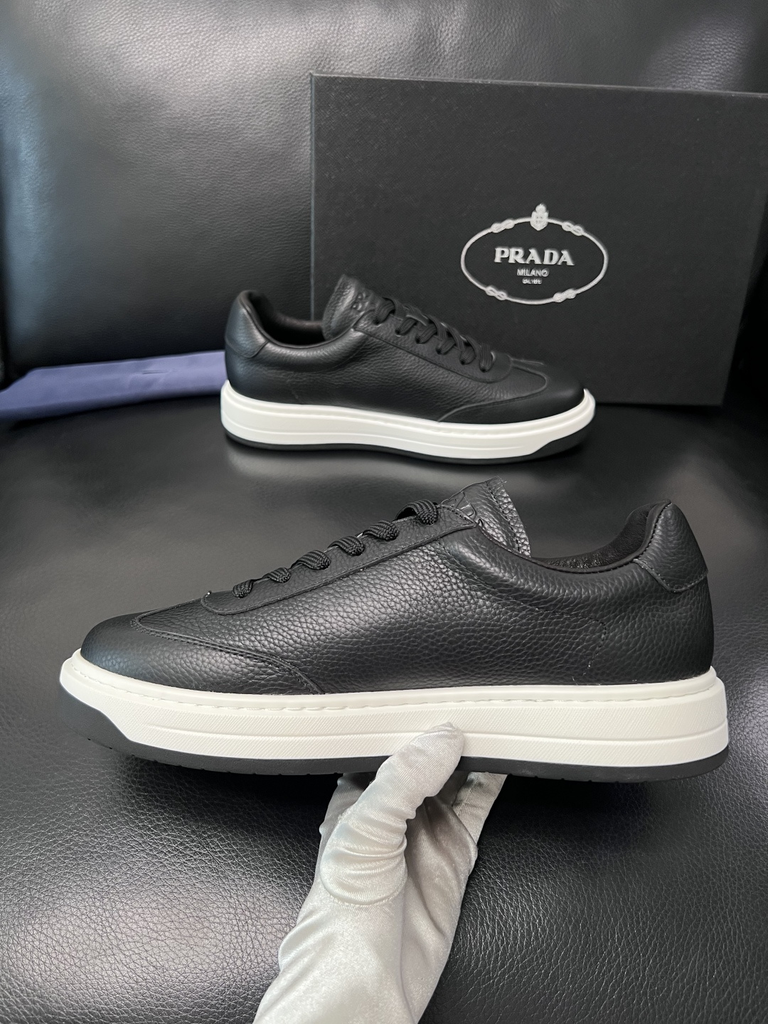 Prada  顶级工艺品，普拉达 专柜同步，原厂配置意大利进口牛皮拼布面料，进口牛皮内里垫，透气舒适，鞋