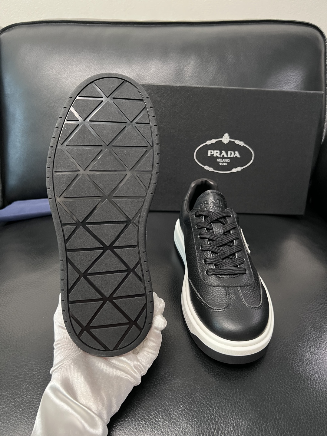 Prada  顶级工艺品，普拉达 专柜同步，原厂配置意大利进口牛皮拼布面料，进口牛皮内里垫，透气舒适，鞋