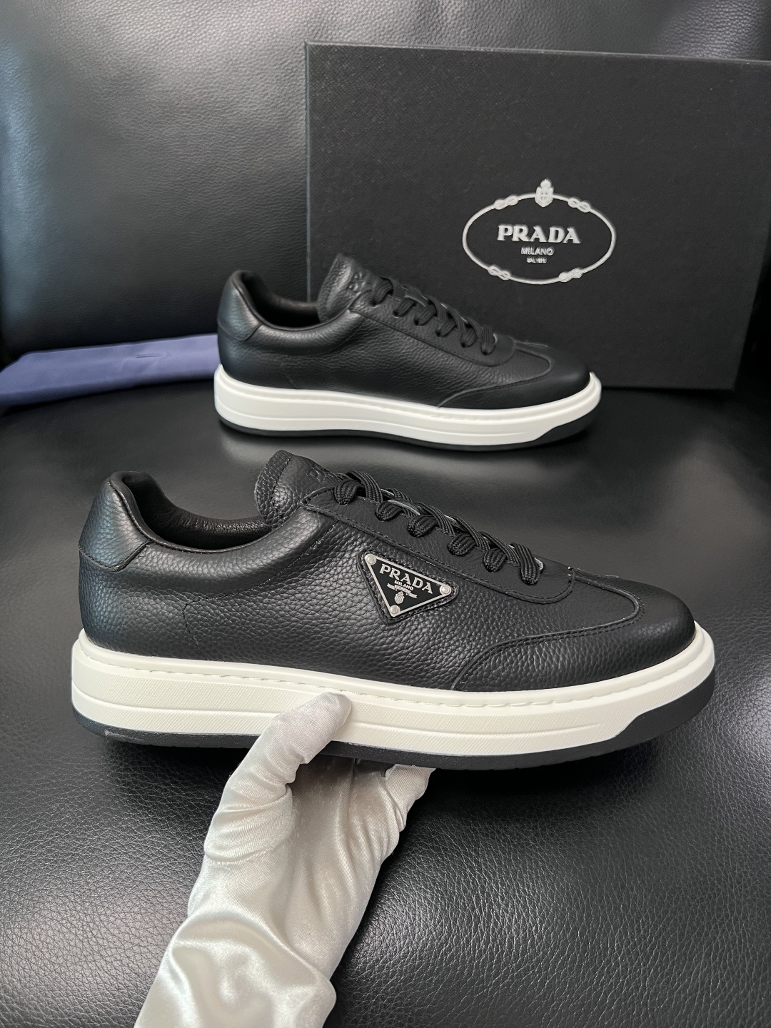 Prada  顶级工艺品，普拉达 专柜同步，原厂配置意大利进口牛皮拼布面料，进口牛皮内里垫，透气舒适，鞋