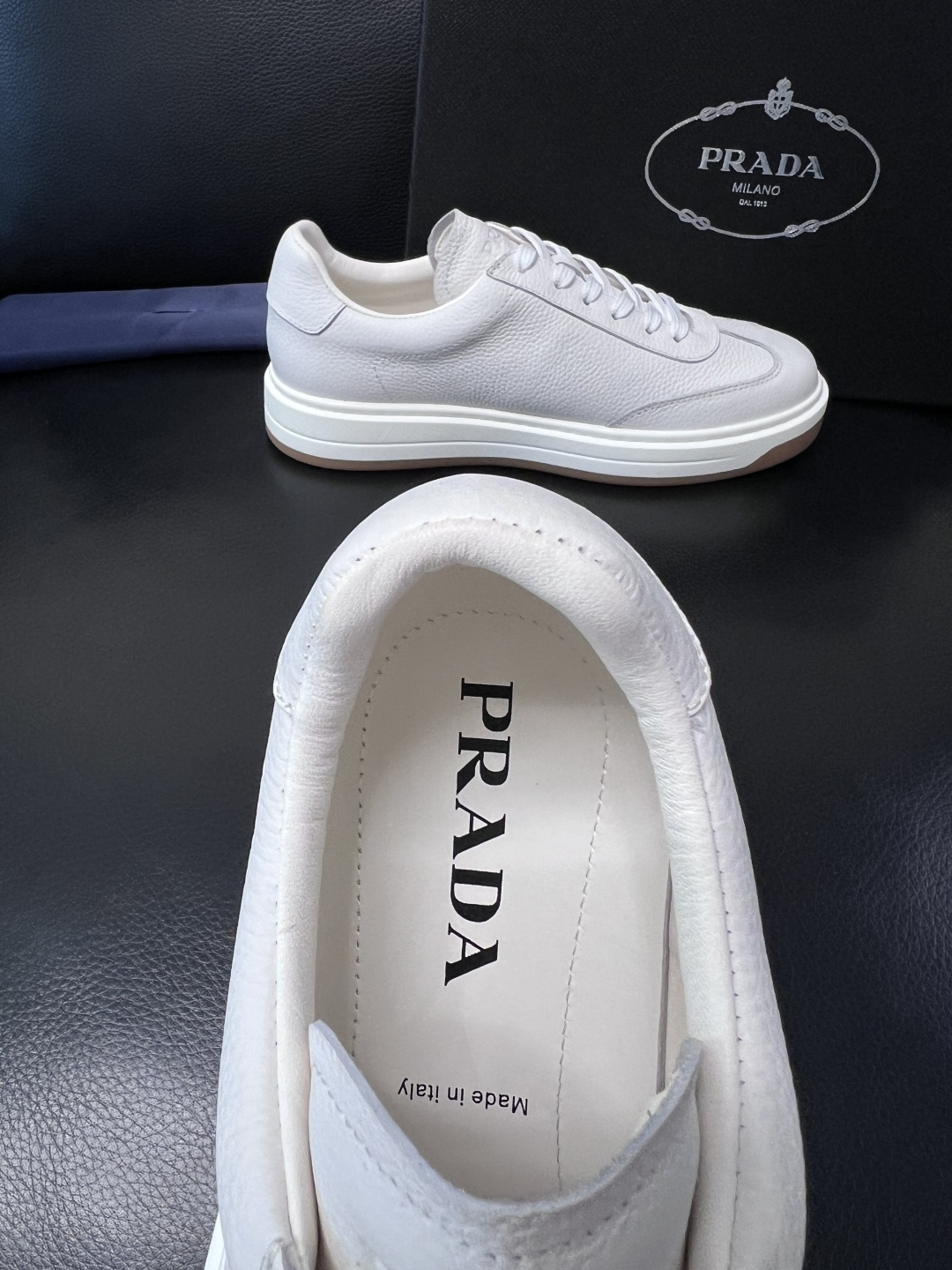 Prada  顶级工艺品，普拉达 专柜同步，原厂配置意大利进口牛皮拼布面料，进口牛皮内里垫，透气舒适，鞋