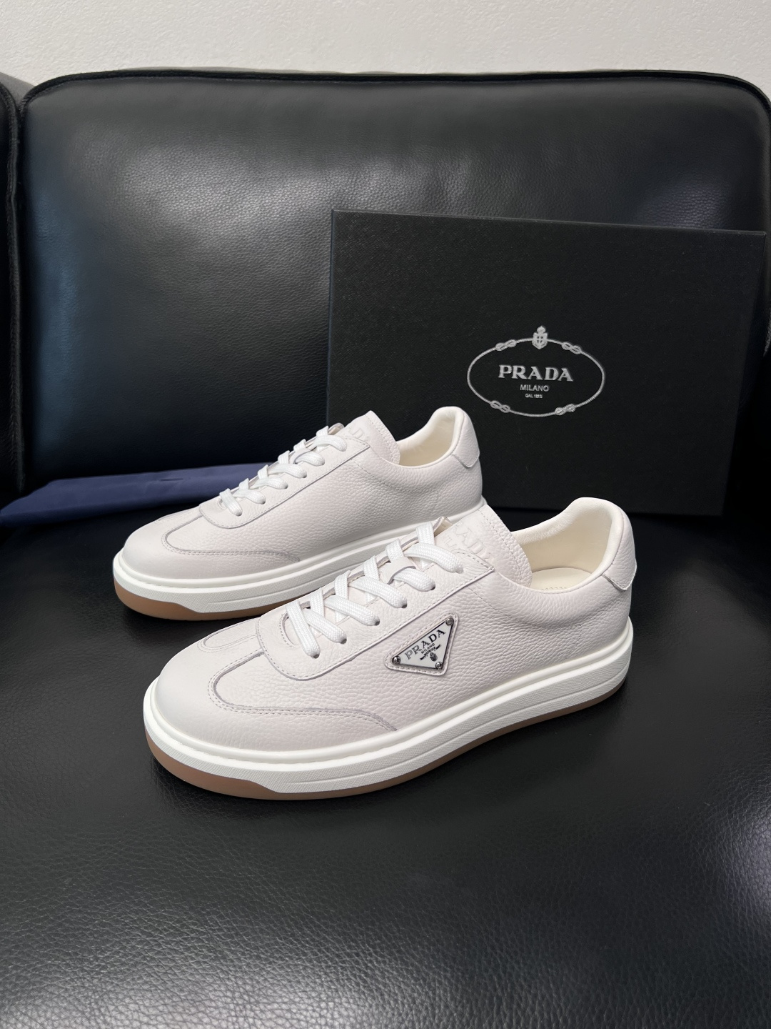 Prada  顶级工艺品，普拉达 专柜同步，原厂配置意大利进口牛皮拼布面料，进口牛皮内里垫，透气舒适，鞋