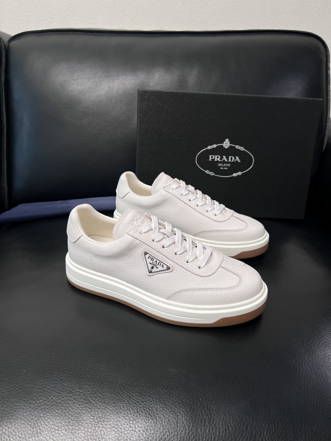 Prada  顶级工艺品，普拉达 专柜同步，原厂配置意大利进口牛皮拼布面料，进口牛皮内里垫，透气舒适，鞋
