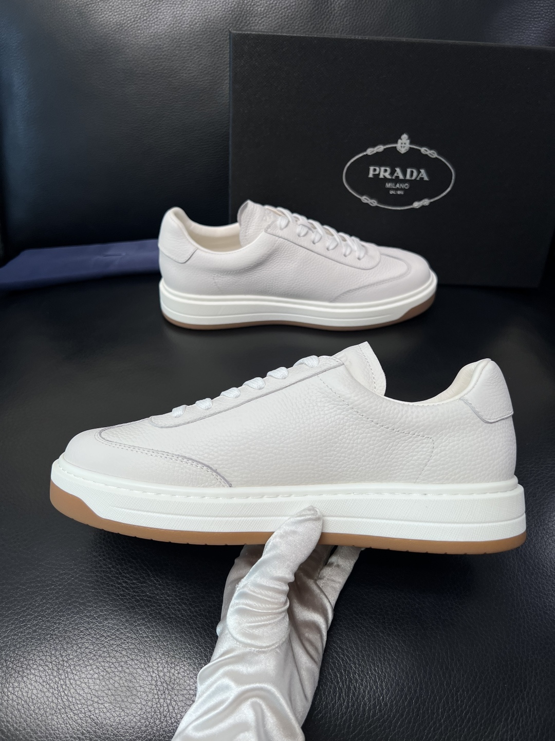 Prada  顶级工艺品，普拉达 专柜同步，原厂配置意大利进口牛皮拼布面料，进口牛皮内里垫，透气舒适，鞋