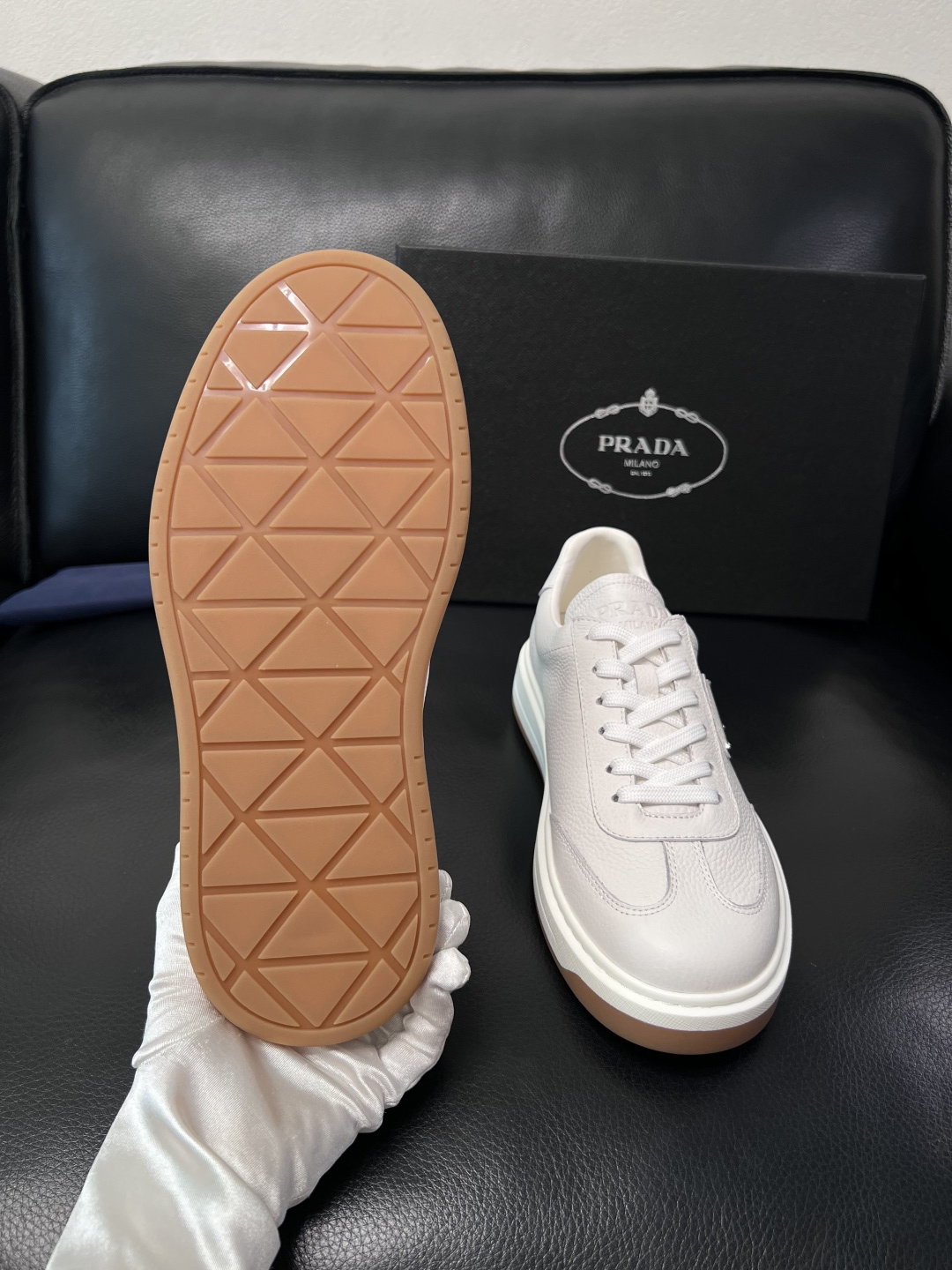 Prada  顶级工艺品，普拉达 专柜同步，原厂配置意大利进口牛皮拼布面料，进口牛皮内里垫，透气舒适，鞋