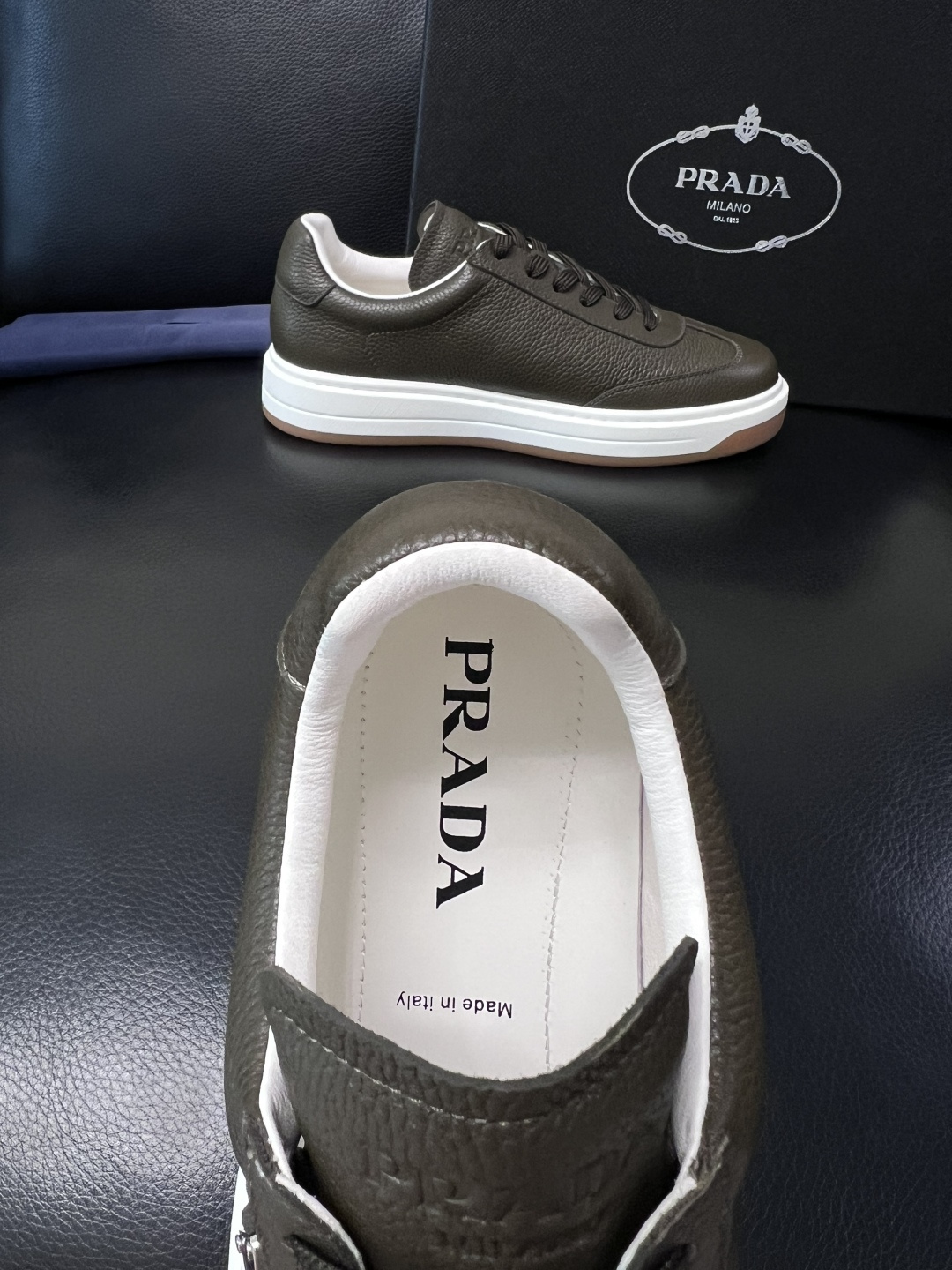 Prada  顶级工艺品，普拉达 专柜同步，原厂配置意大利进口牛皮拼布面料，进口牛皮内里垫，透气舒适，鞋