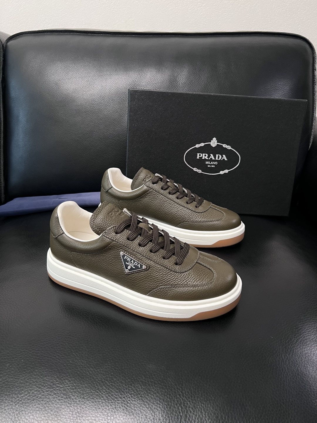 Prada  顶级工艺品，普拉达 专柜同步，原厂配置意大利进口牛皮拼布面料，进口牛皮内里垫，透气舒适，鞋