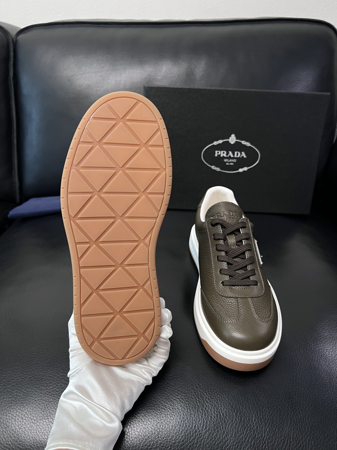 Prada  顶级工艺品，普拉达 专柜同步，原厂配置意大利进口牛皮拼布面料，进口牛皮内里垫，透气舒适，鞋