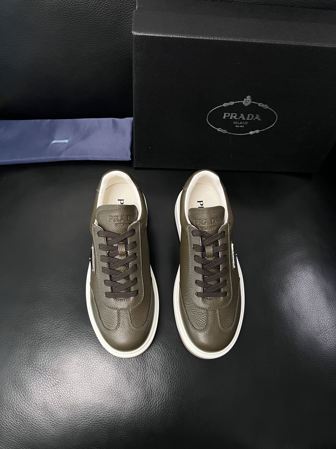Prada  顶级工艺品，普拉达 专柜同步，原厂配置意大利进口牛皮拼布面料，进口牛皮内里垫，透气舒适，鞋
