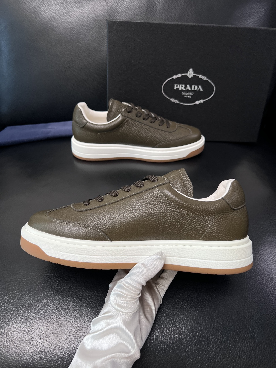 Prada  顶级工艺品，普拉达 专柜同步，原厂配置意大利进口牛皮拼布面料，进口牛皮内里垫，透气舒适，鞋