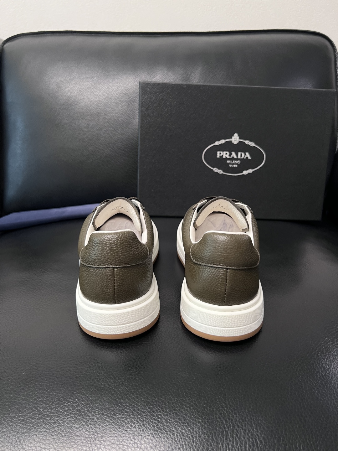 Prada  顶级工艺品，普拉达 专柜同步，原厂配置意大利进口牛皮拼布面料，进口牛皮内里垫，透气舒适，鞋