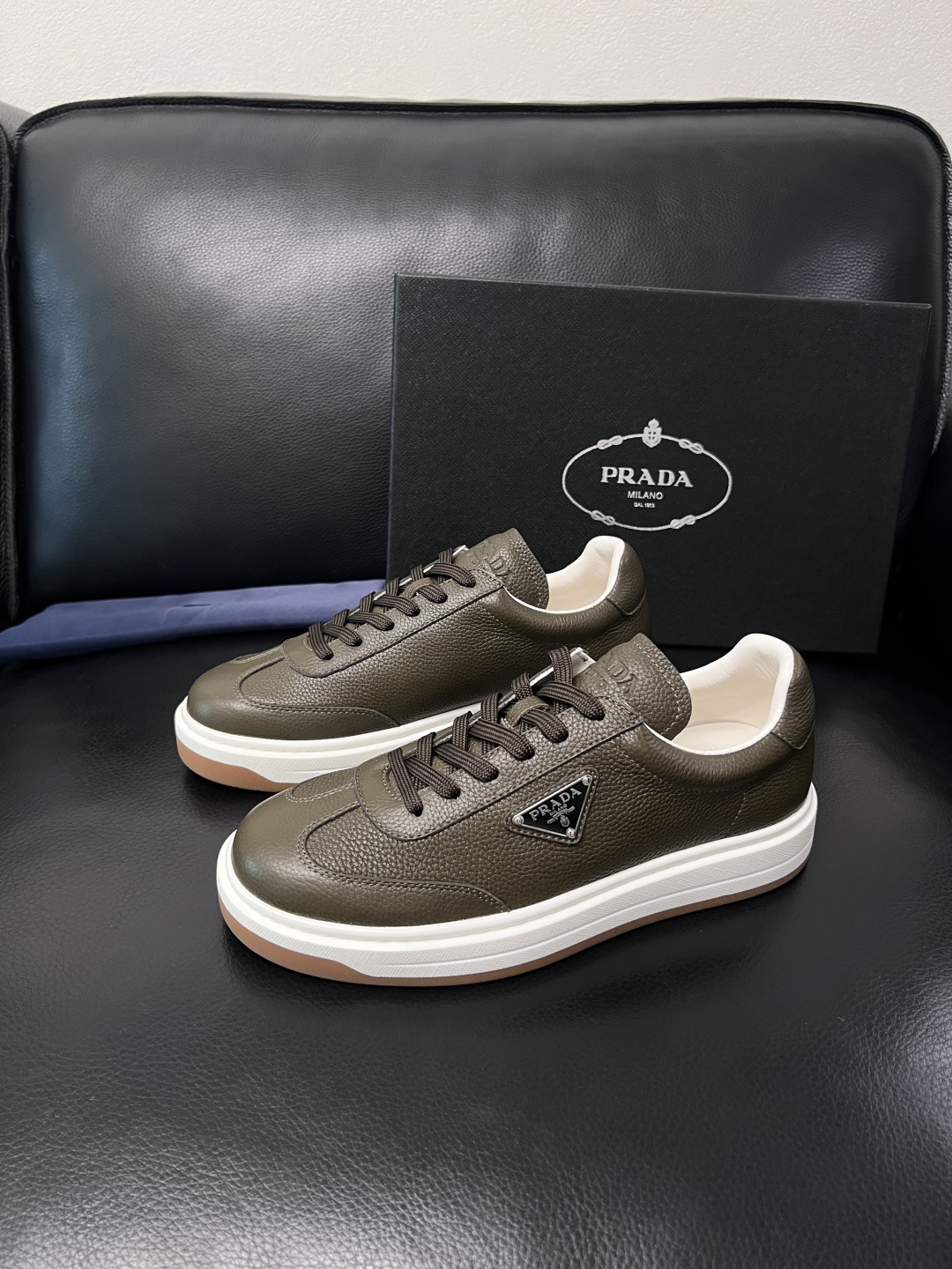Prada  顶级工艺品，普拉达 专柜同步，原厂配置意大利进口牛皮拼布面料，进口牛皮内里垫，透气舒适，鞋