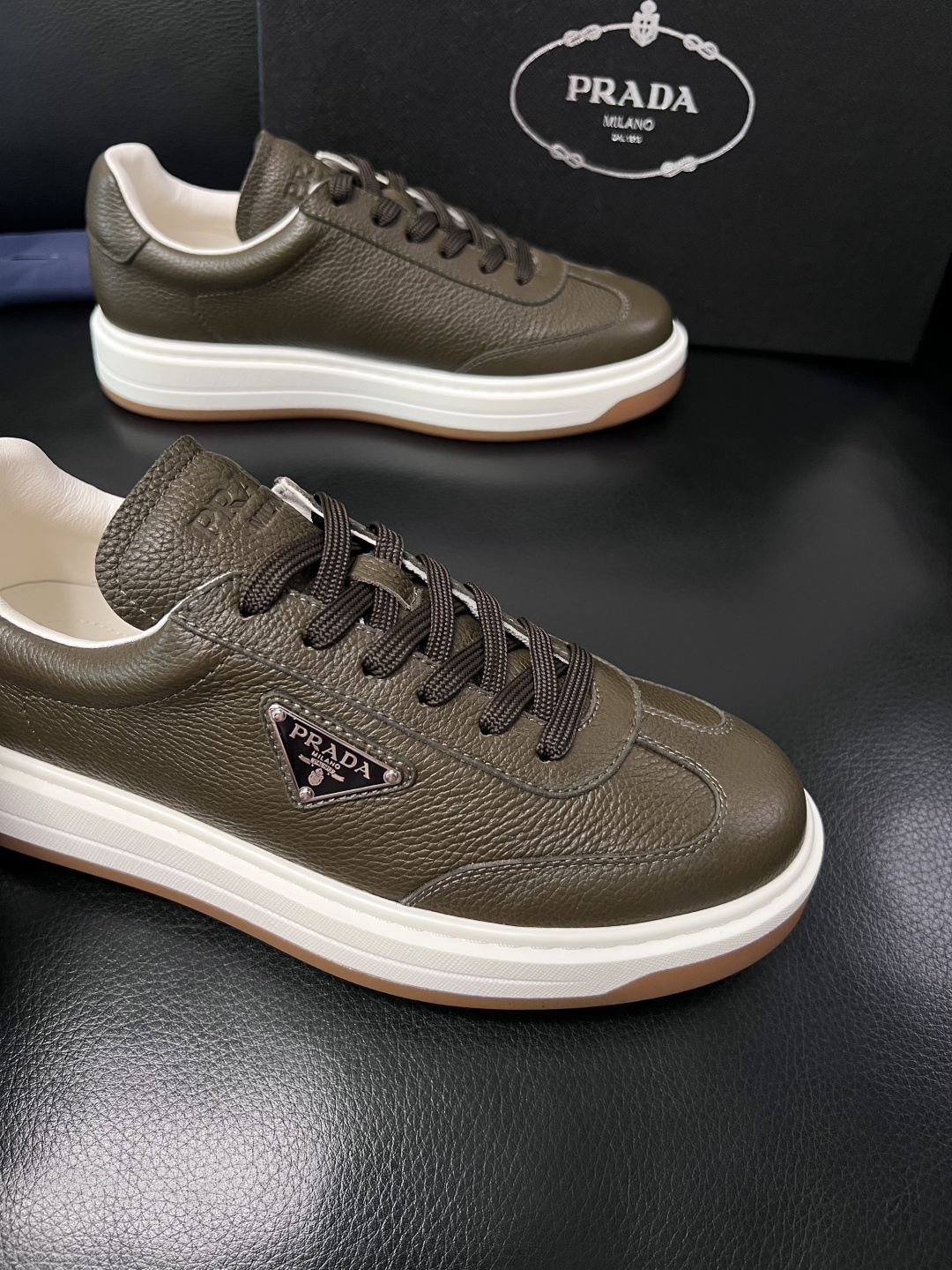 Prada  顶级工艺品，普拉达 专柜同步，原厂配置意大利进口牛皮拼布面料，进口牛皮内里垫，透气舒适，鞋