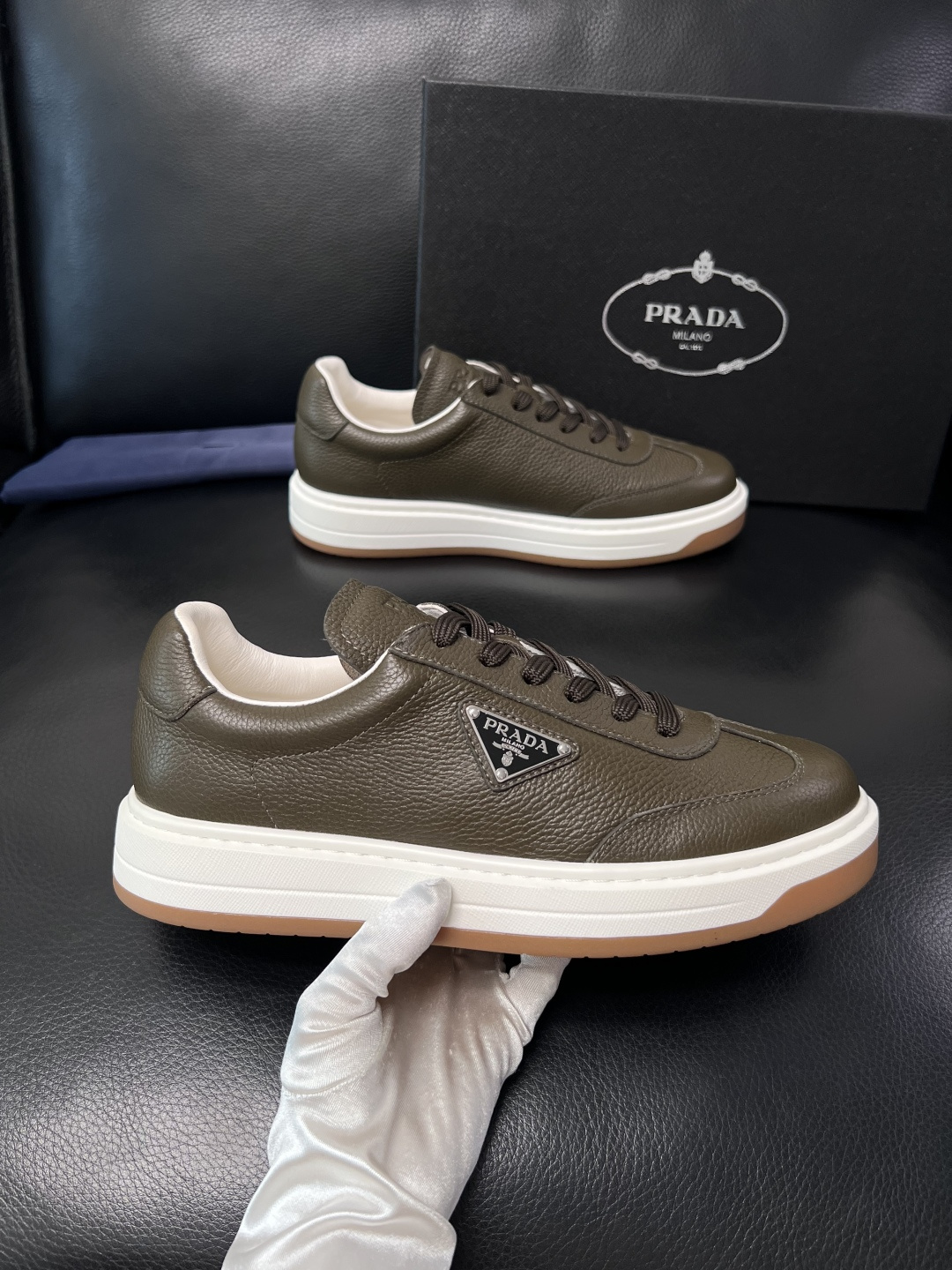 Prada  顶级工艺品，普拉达 专柜同步，原厂配置意大利进口牛皮拼布面料，进口牛皮内里垫，透气舒适，鞋