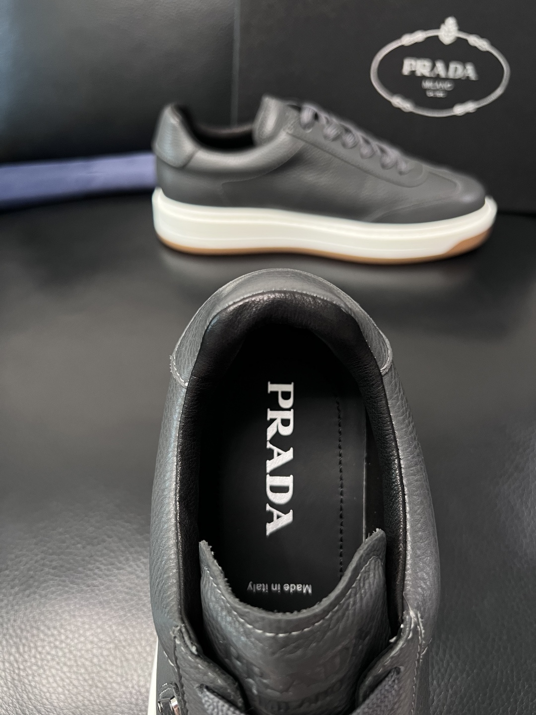 Prada  顶级工艺品，普拉达 专柜同步，原厂配置意大利进口牛皮拼布面料，进口牛皮内里垫，透气舒适，鞋