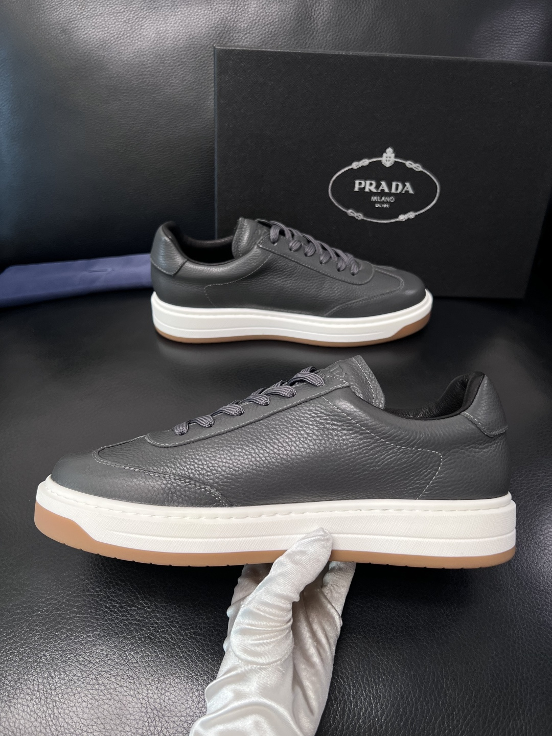 Prada  顶级工艺品，普拉达 专柜同步，原厂配置意大利进口牛皮拼布面料，进口牛皮内里垫，透气舒适，鞋