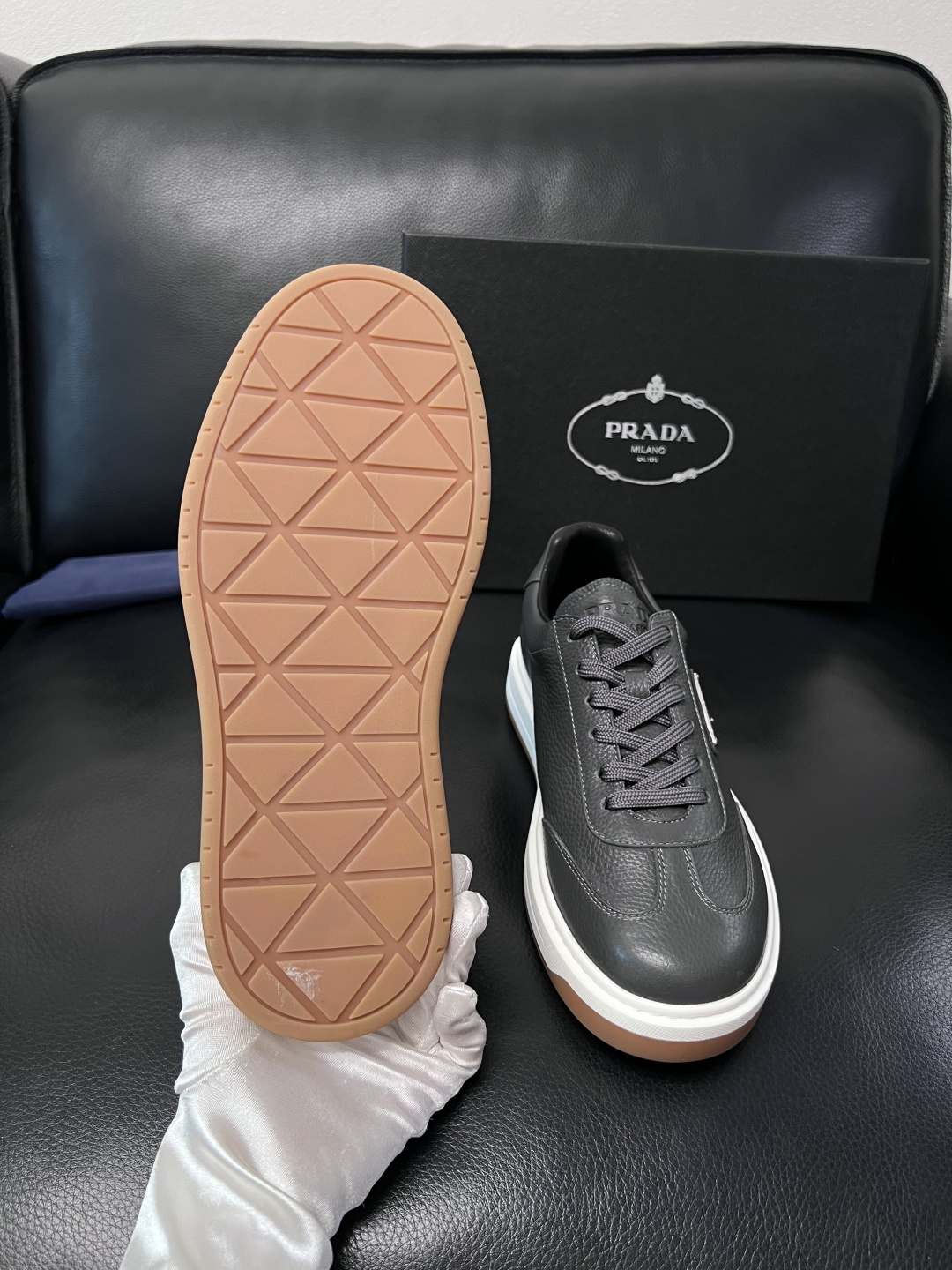 Prada  顶级工艺品，普拉达 专柜同步，原厂配置意大利进口牛皮拼布面料，进口牛皮内里垫，透气舒适，鞋