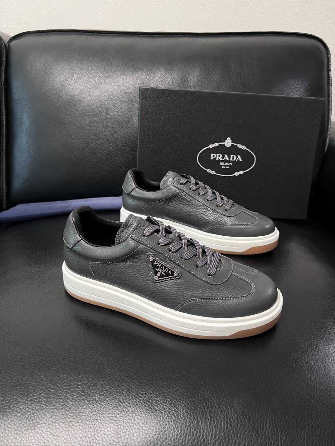 Prada  顶级工艺品，普拉达 专柜同步，原厂配置意大利进口牛皮拼布面料，进口牛皮内里垫，透气舒适，鞋