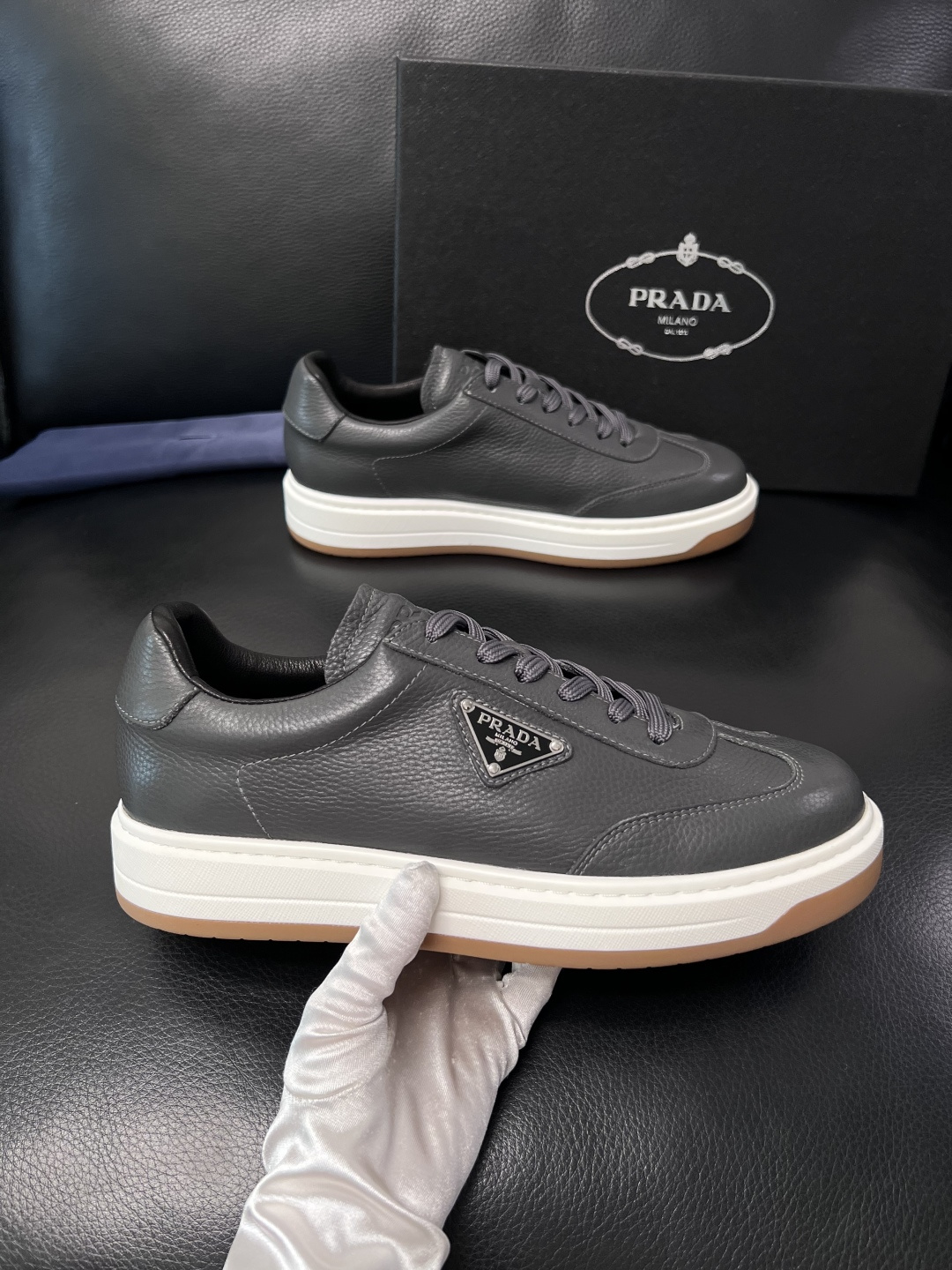 Prada  顶级工艺品，普拉达 专柜同步，原厂配置意大利进口牛皮拼布面料，进口牛皮内里垫，透气舒适，鞋