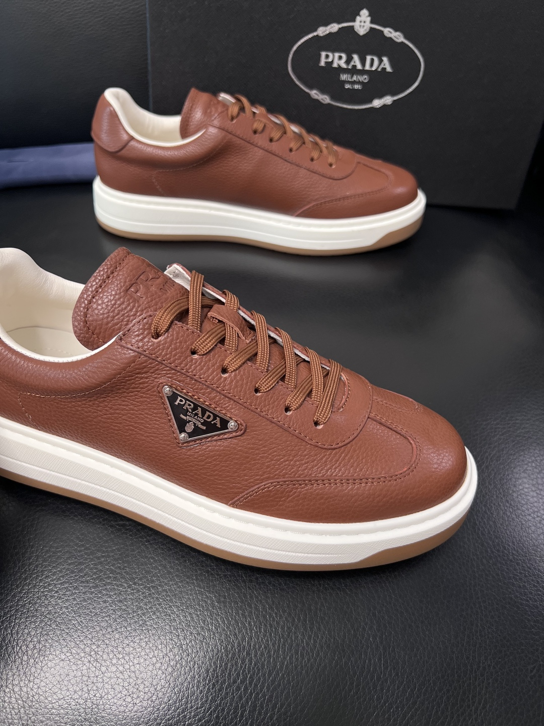 Prada  顶级工艺品，普拉达 专柜同步，原厂配置意大利进口牛皮拼布面料，进口牛皮内里垫，透气舒适，鞋