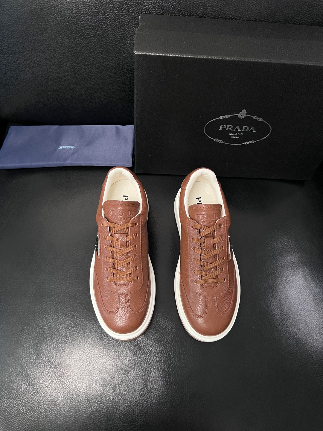 Prada  顶级工艺品，普拉达 专柜同步，原厂配置意大利进口牛皮拼布面料，进口牛皮内里垫，透气舒适，鞋