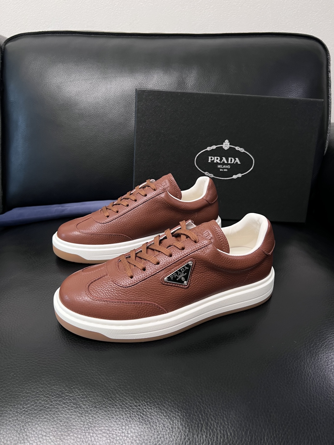 Prada  顶级工艺品，普拉达 专柜同步，原厂配置意大利进口牛皮拼布面料，进口牛皮内里垫，透气舒适，鞋