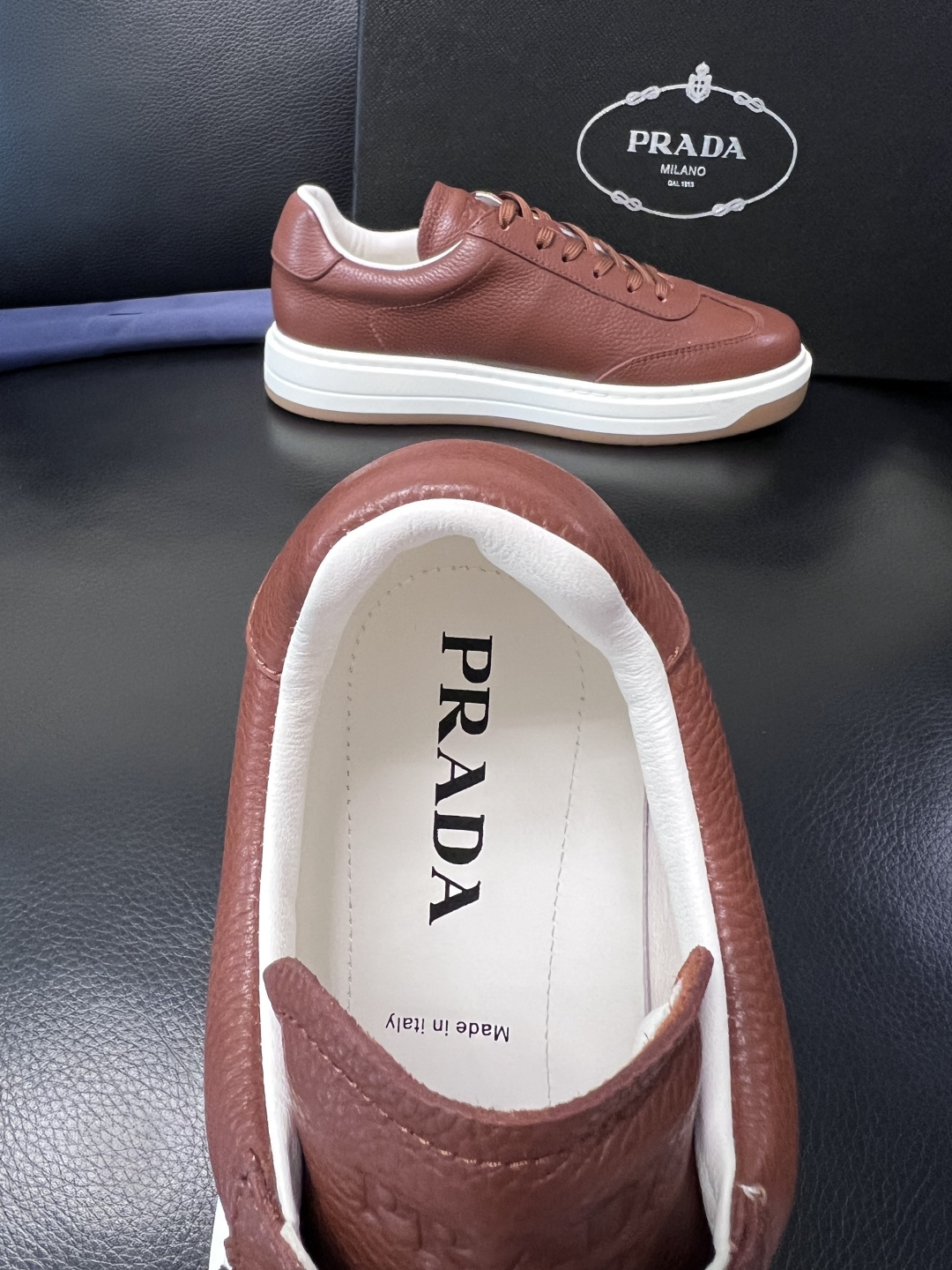 Prada  顶级工艺品，普拉达 专柜同步，原厂配置意大利进口牛皮拼布面料，进口牛皮内里垫，透气舒适，鞋