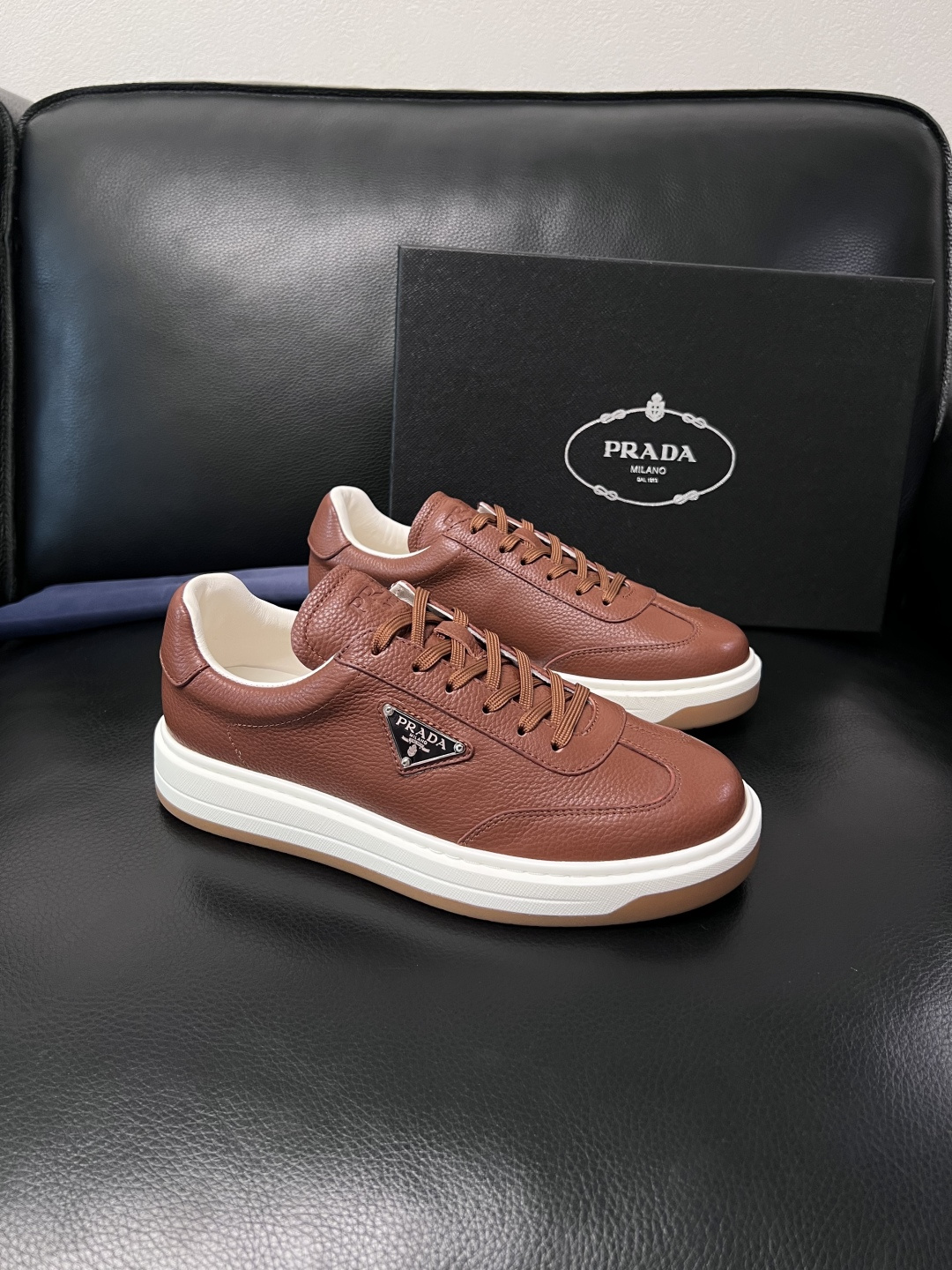 Prada  顶级工艺品，普拉达 专柜同步，原厂配置意大利进口牛皮拼布面料，进口牛皮内里垫，透气舒适，鞋