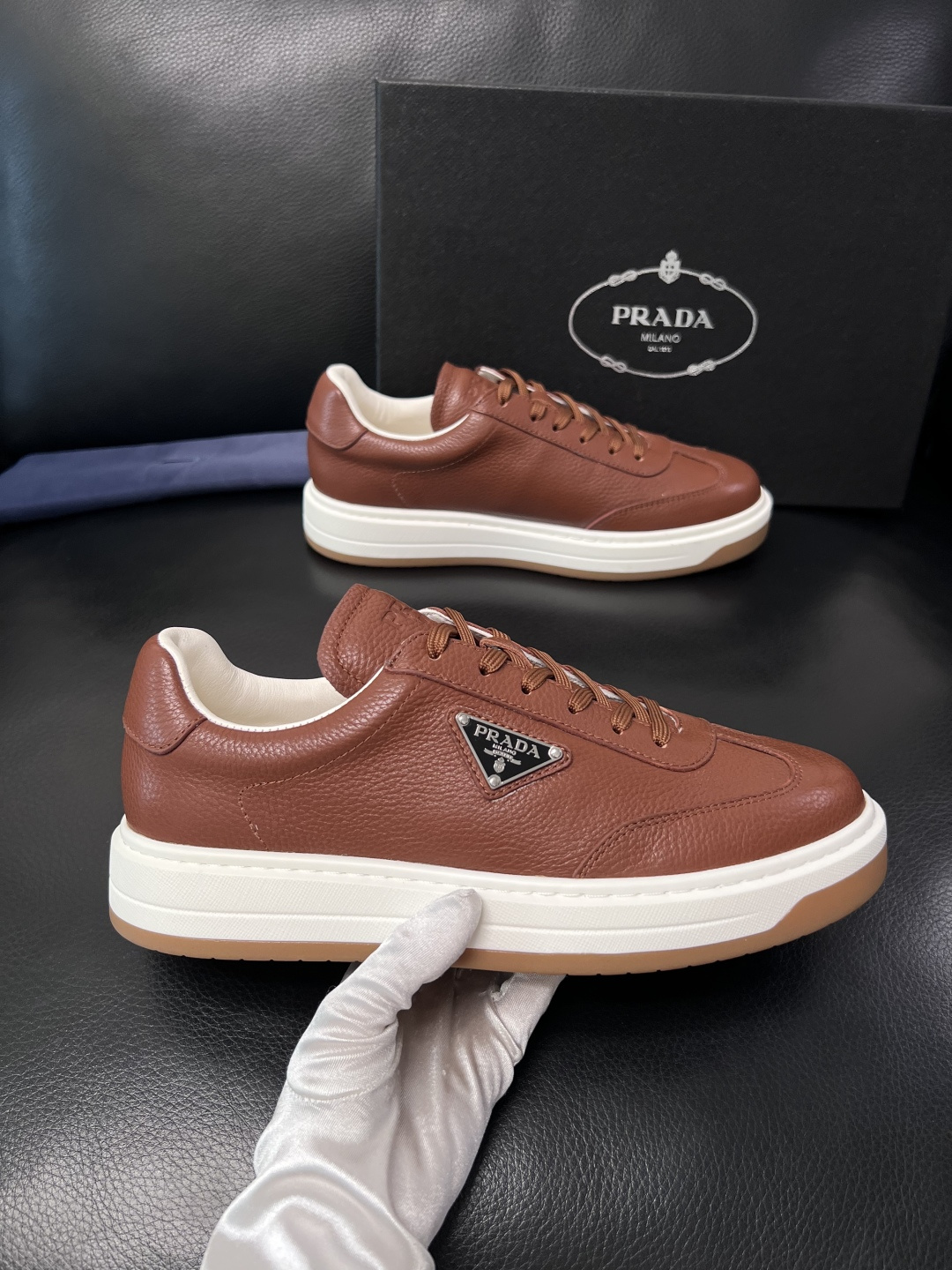 Prada  顶级工艺品，普拉达 专柜同步，原厂配置意大利进口牛皮拼布面料，进口牛皮内里垫，透气舒适，鞋