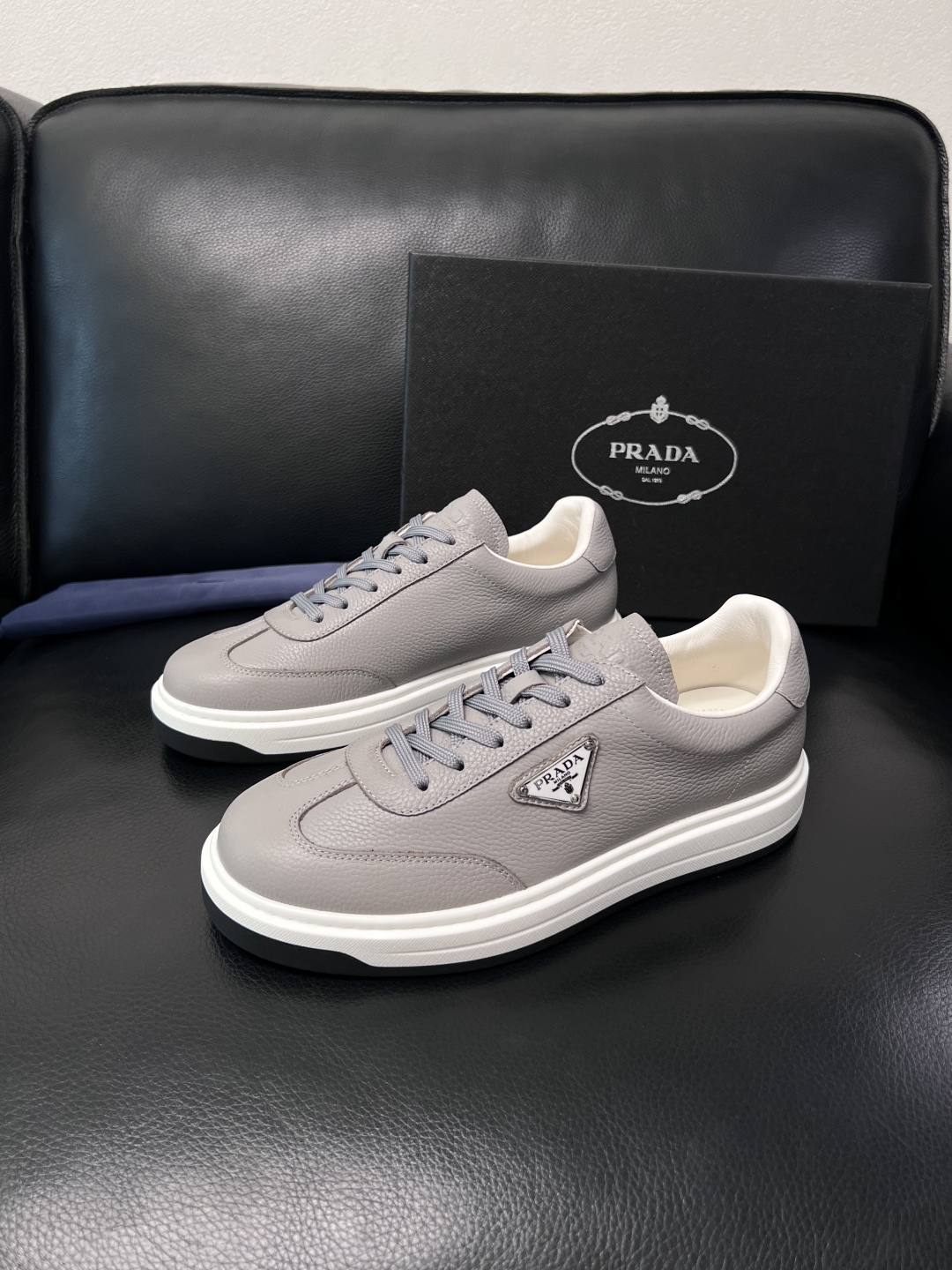 Prada  顶级工艺品，普拉达 专柜同步，原厂配置意大利进口牛皮拼布面料，进口牛皮内里垫，透气舒适，鞋
