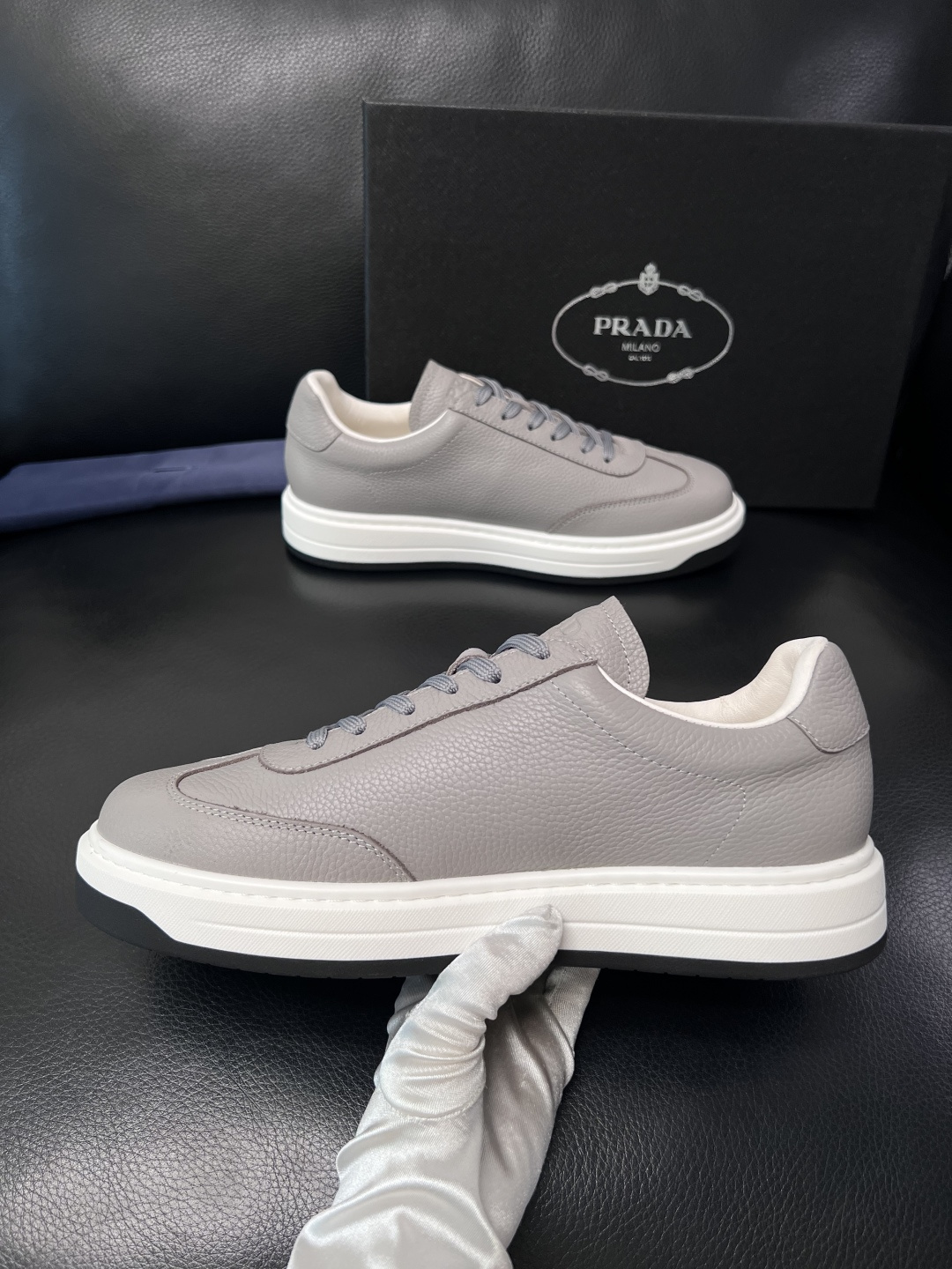 Prada  顶级工艺品，普拉达 专柜同步，原厂配置意大利进口牛皮拼布面料，进口牛皮内里垫，透气舒适，鞋
