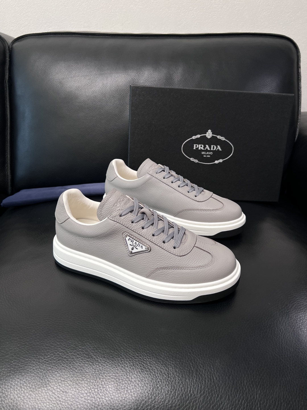 Prada  顶级工艺品，普拉达 专柜同步，原厂配置意大利进口牛皮拼布面料，进口牛皮内里垫，透气舒适，鞋