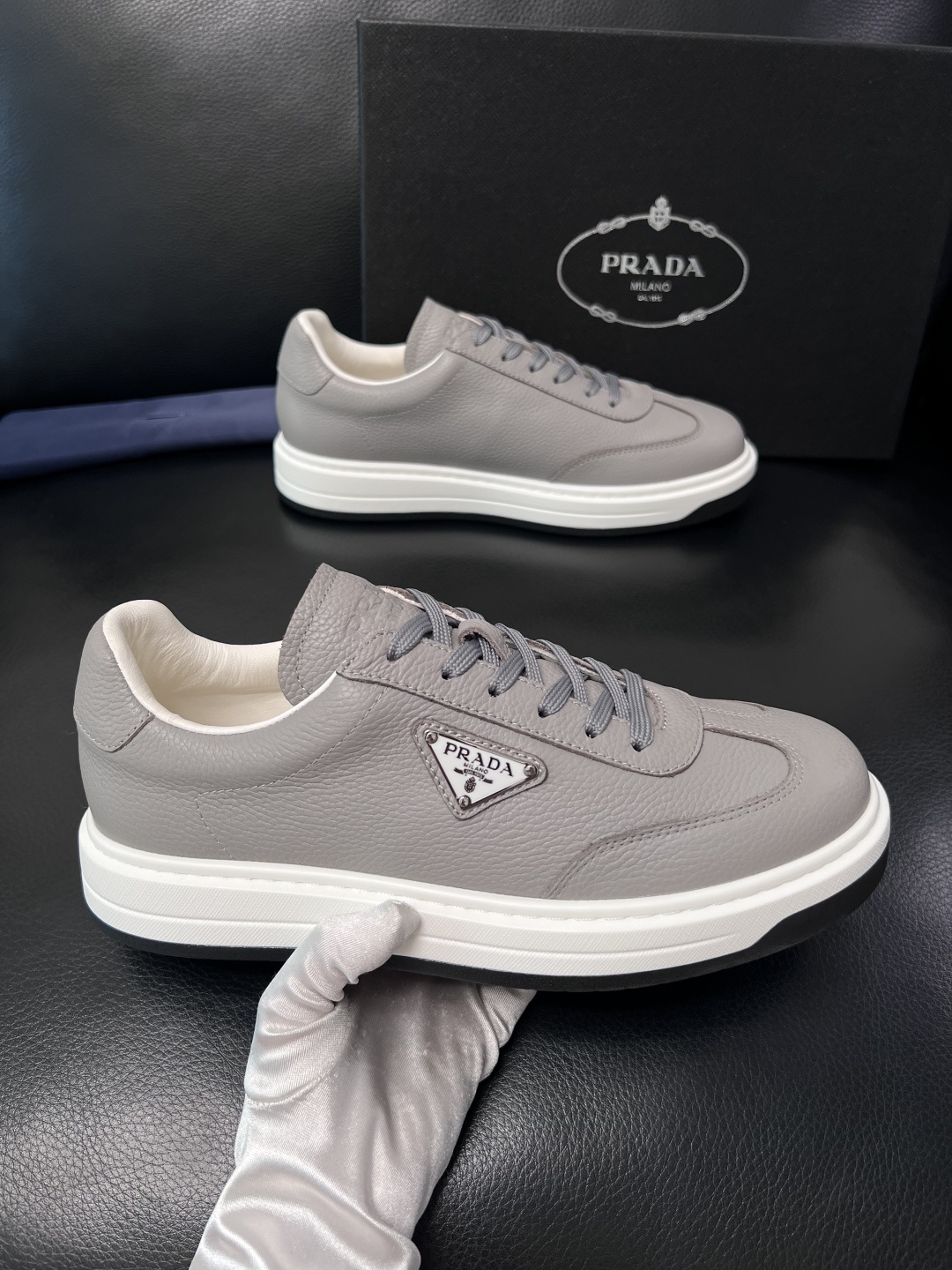 Prada  顶级工艺品，普拉达 专柜同步，原厂配置意大利进口牛皮拼布面料，进口牛皮内里垫，透气舒适，鞋