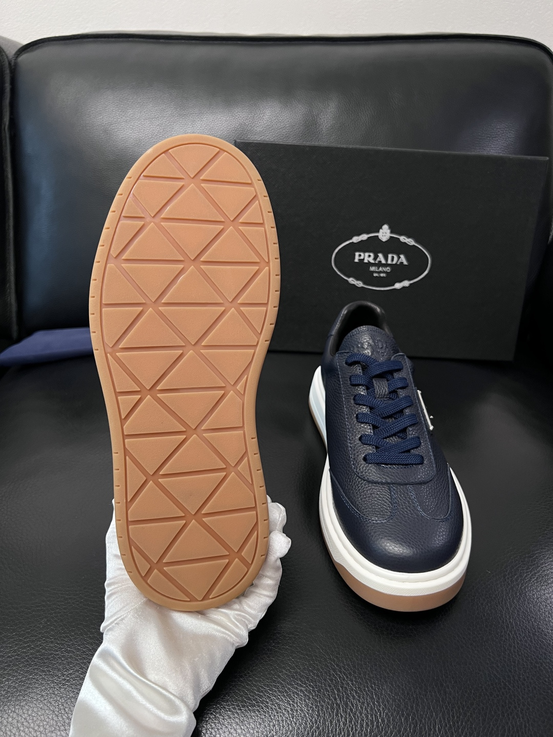 Prada  顶级工艺品，普拉达 专柜同步，原厂配置意大利进口牛皮拼布面料，进口牛皮内里垫，透气舒适，鞋