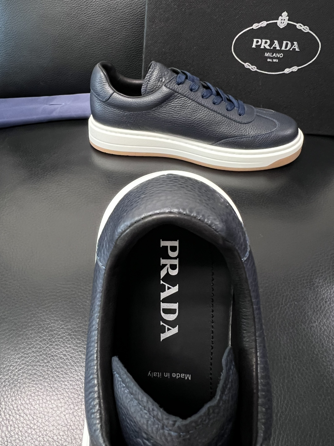 Prada  顶级工艺品，普拉达 专柜同步，原厂配置意大利进口牛皮拼布面料，进口牛皮内里垫，透气舒适，鞋