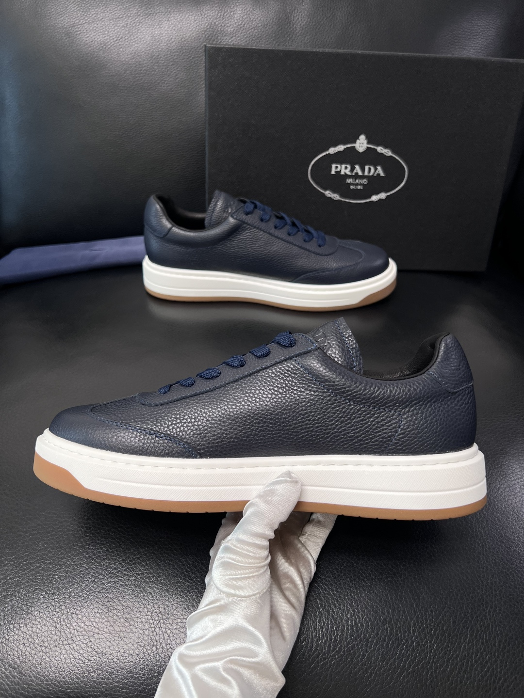 Prada  顶级工艺品，普拉达 专柜同步，原厂配置意大利进口牛皮拼布面料，进口牛皮内里垫，透气舒适，鞋