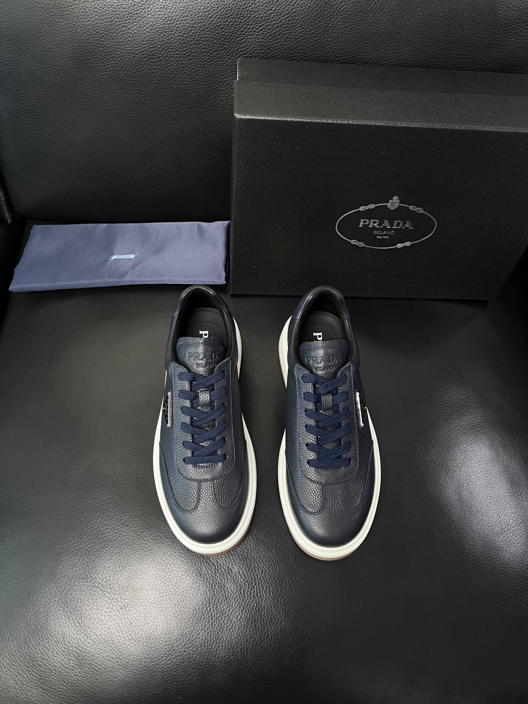 Prada  顶级工艺品，普拉达 专柜同步，原厂配置意大利进口牛皮拼布面料，进口牛皮内里垫，透气舒适，鞋