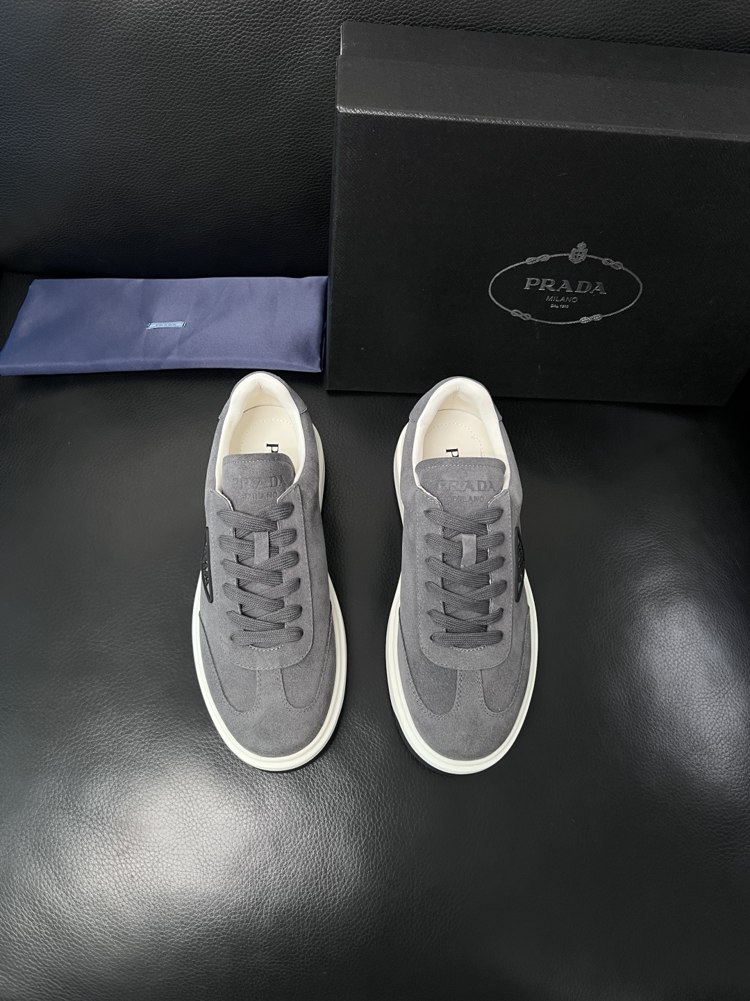 Prada  顶级工艺品，普拉达 专柜同步，原厂配置意大利进口牛皮拼布面料，进口牛皮内里垫，透气舒适，鞋