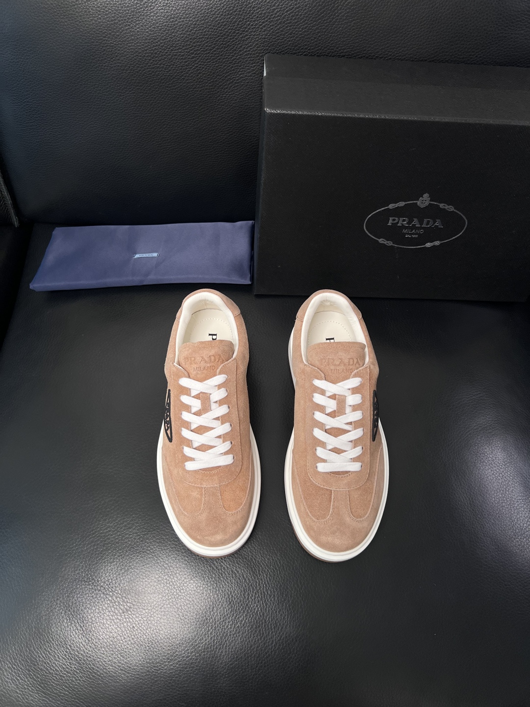 Prada  顶级工艺品，普拉达 专柜同步，原厂配置意大利进口牛皮拼布面料，进口牛皮内里垫，透气舒适，鞋