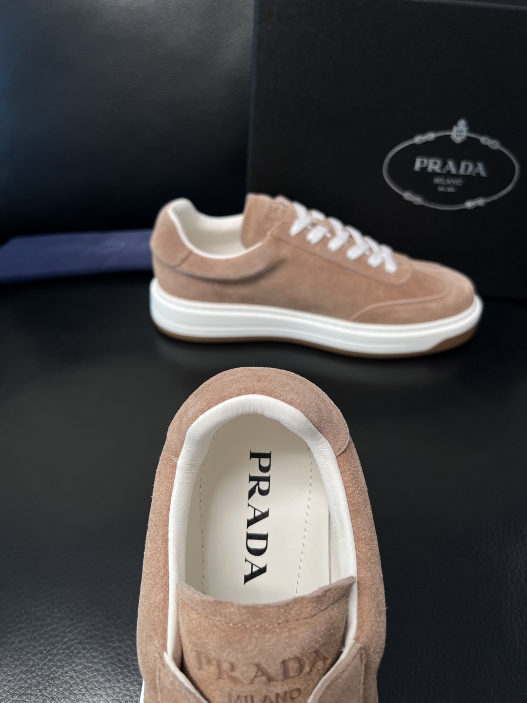 Prada  顶级工艺品，普拉达 专柜同步，原厂配置意大利进口牛皮拼布面料，进口牛皮内里垫，透气舒适，鞋