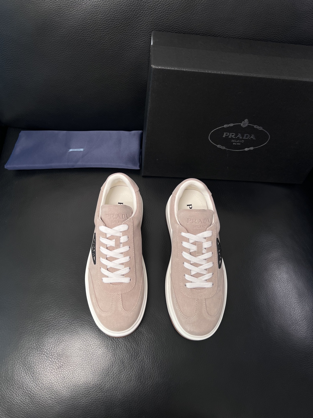 Prada  顶级工艺品，普拉达 专柜同步，原厂配置意大利进口牛皮拼布面料，进口牛皮内里垫，透气舒适，鞋