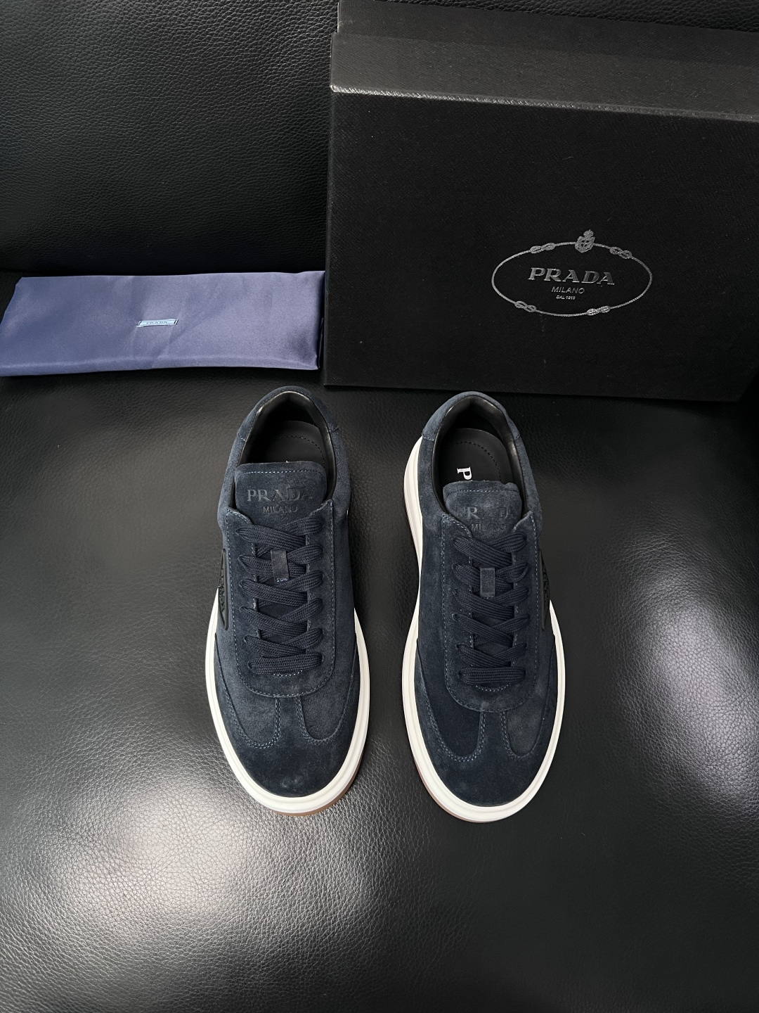 Prada  顶级工艺品，普拉达 专柜同步，原厂配置意大利进口牛皮拼布面料，进口牛皮内里垫，透气舒适，鞋
