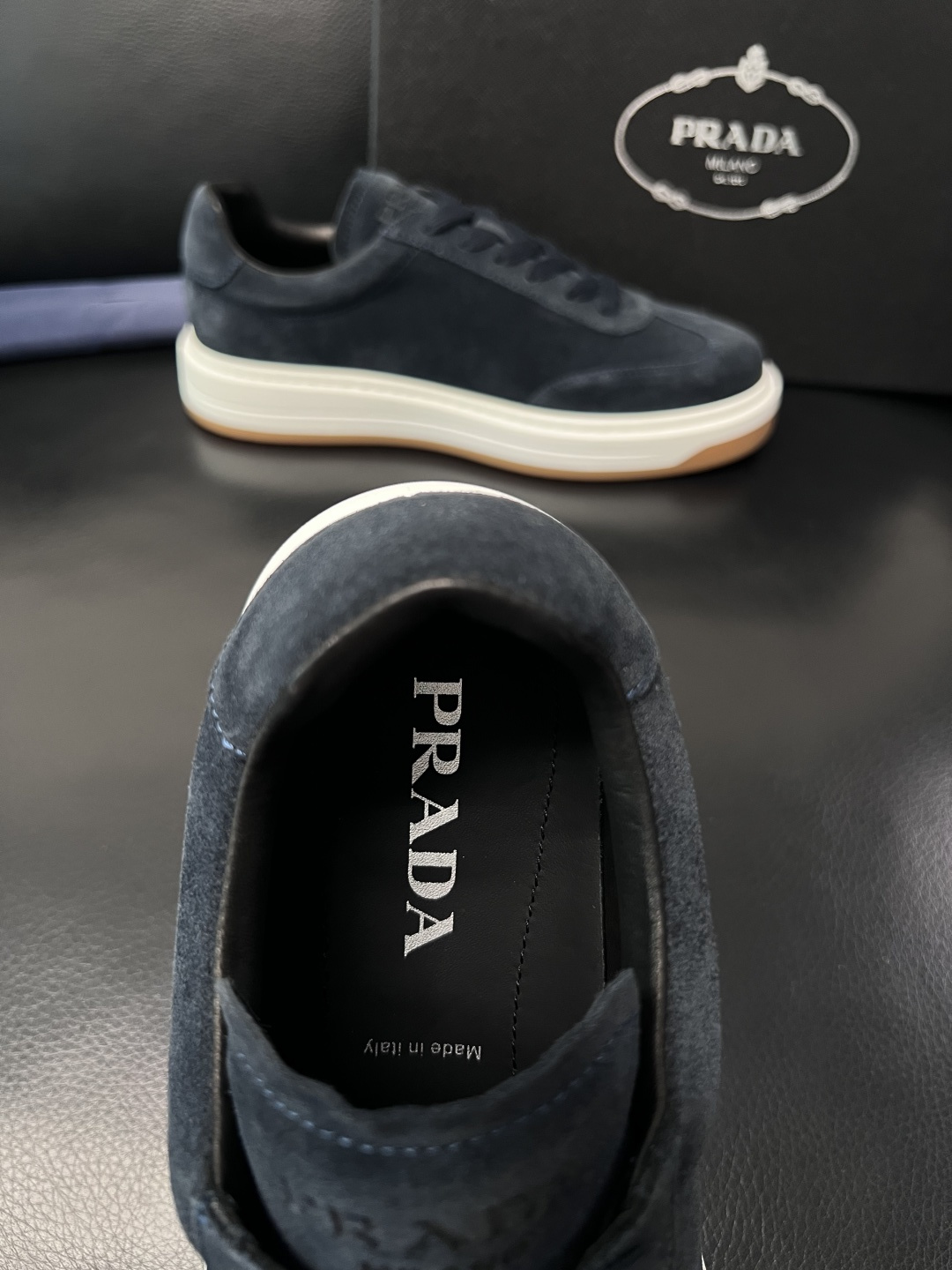 Prada  顶级工艺品，普拉达 专柜同步，原厂配置意大利进口牛皮拼布面料，进口牛皮内里垫，透气舒适，鞋