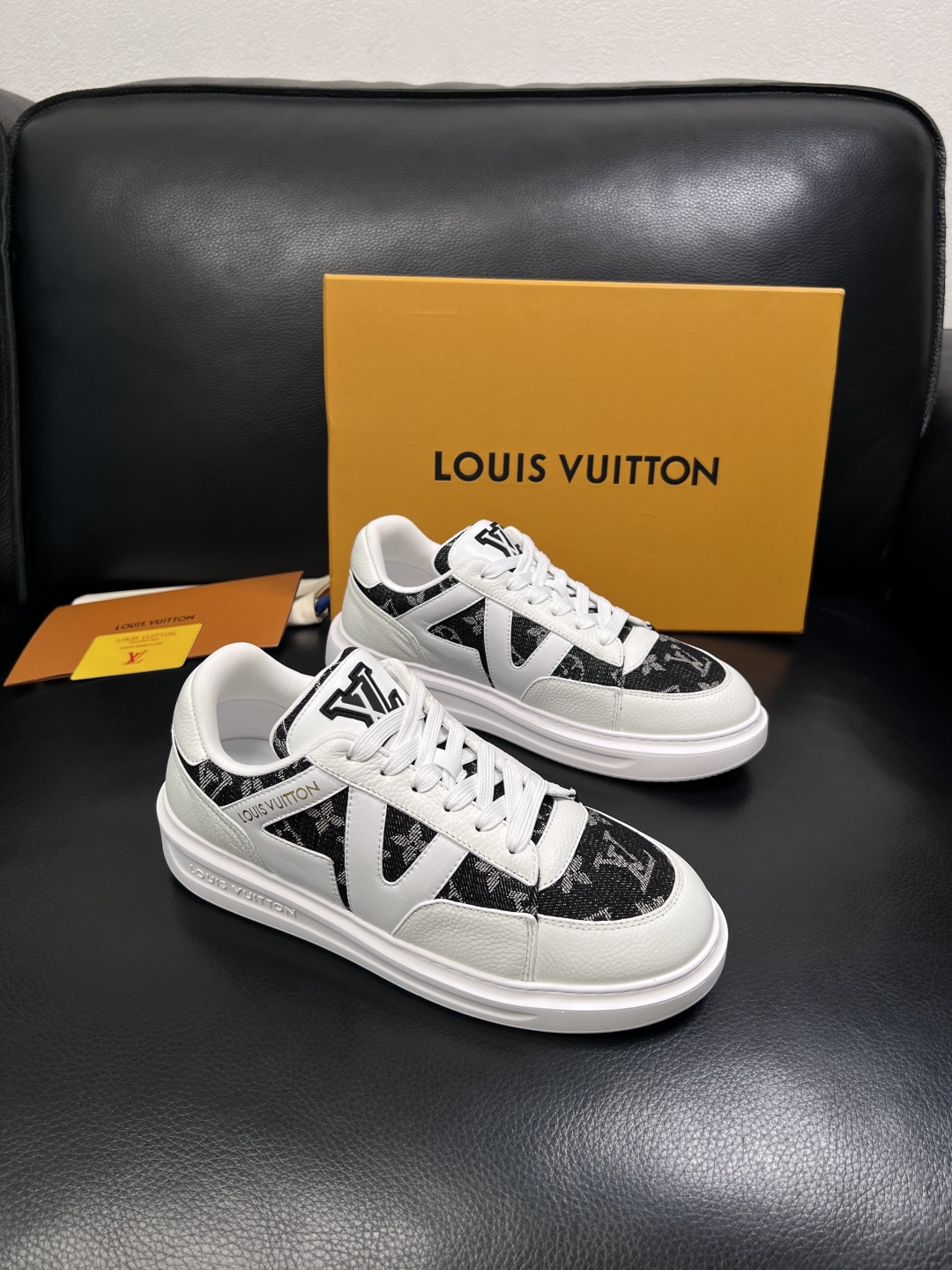Lv  高品质  顶级工艺品  路易威登，运动板鞋专柜同步，鞋面意大利进口，高品质拼接缤纷色彩复杂工艺品