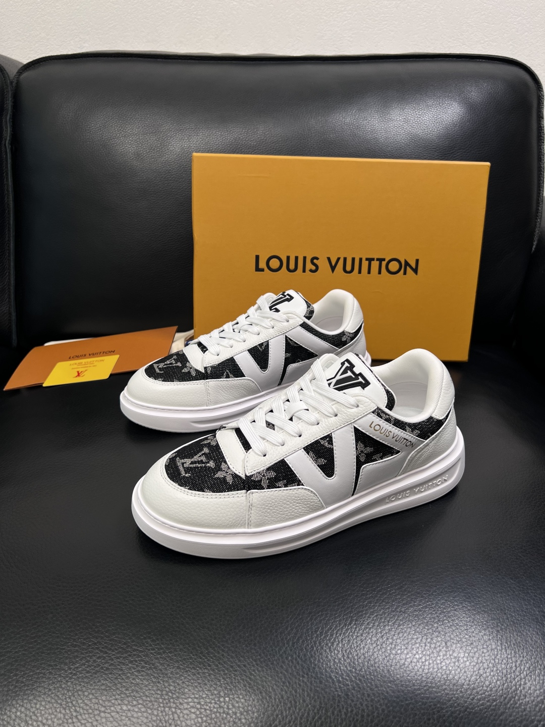 Lv  高品质  顶级工艺品  路易威登，运动板鞋专柜同步，鞋面意大利进口，高品质拼接缤纷色彩复杂工艺品