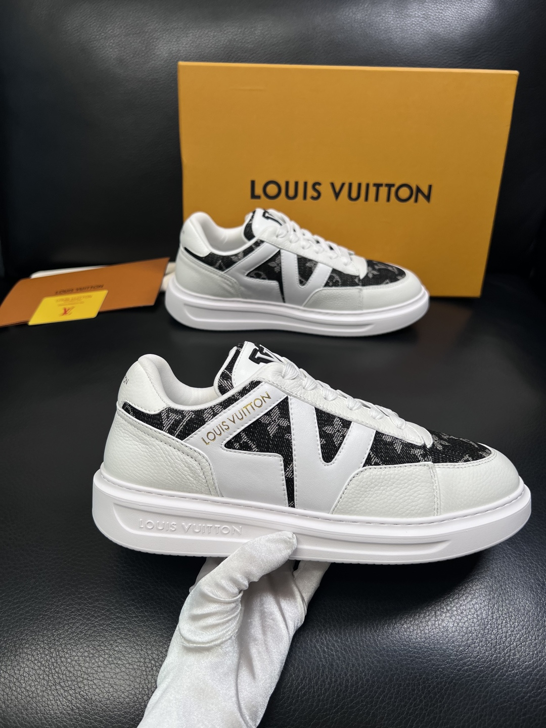 Lv  高品质  顶级工艺品  路易威登，运动板鞋专柜同步，鞋面意大利进口，高品质拼接缤纷色彩复杂工艺品