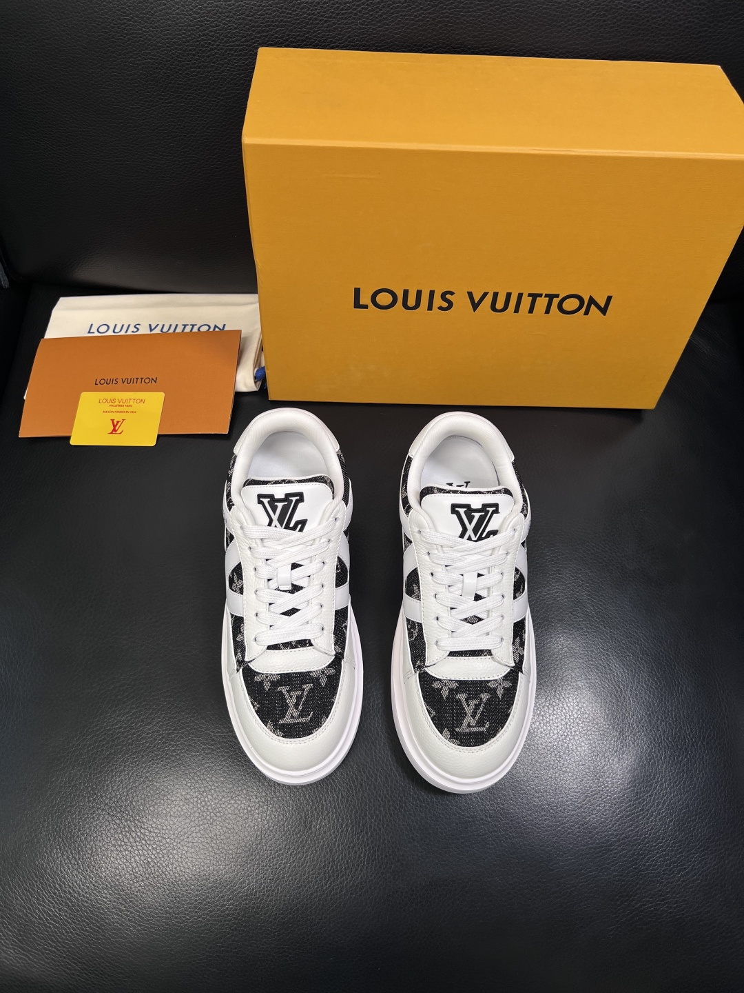 Lv  高品质  顶级工艺品  路易威登，运动板鞋专柜同步，鞋面意大利进口，高品质拼接缤纷色彩复杂工艺品